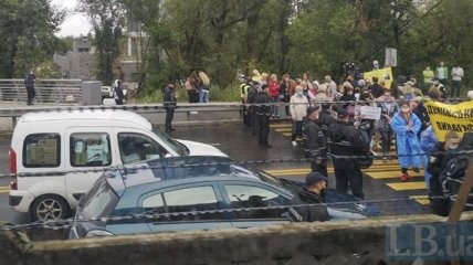 У Києві протестувальники перекрили міст Метро