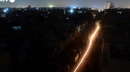 Пакистан целиком погрузился во тьму без электричества. Фото и видео, как это было