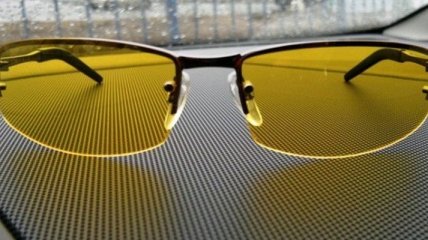 Желтые очки, защищающие от света фар: стоит ли покупать