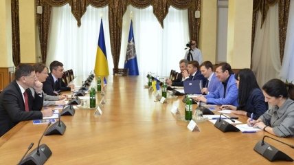 Луценко обсудил с послом Франции иностранные инвестиции в Украине