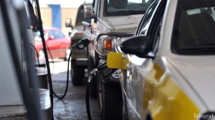 Госстат: В феврале продажи бензина через АЗС упали на треть