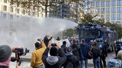 В Германии водометами разгоняют протесты из-за карантинных ограничений. Видео
