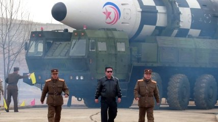 Северокорейский диктатор на фоне своих ракет
