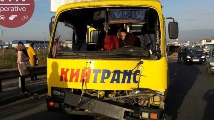 Под Киевом массовое ДТП: грузовик протаранил маршрутку и перевернулся