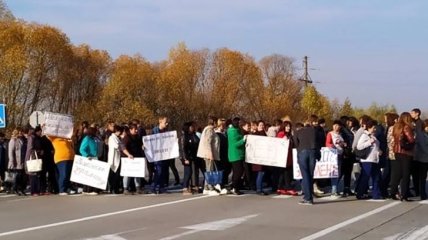 На Житомирщині вчителі блокували міжнародну трасу через зарплатні борги