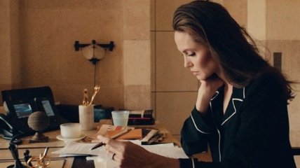 Неземная Анджелина Джоли покорила новым роликом
