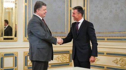 Президент Украины наградил генсека НАТО Расмуссена орденом Свободы