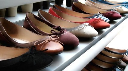На все случаи жизни: 7 базовых моделей обуви, которая всегда остается в тренде