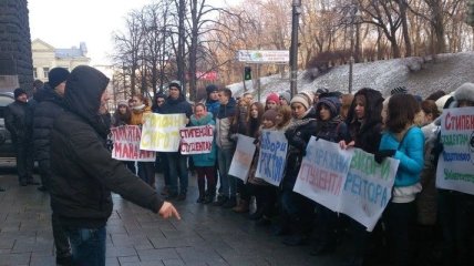 Студенты устроили митинг под зданием КМУ за невыплату стипендий