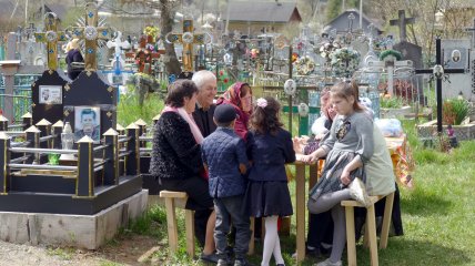 Наступними вихідними після Великодня українці ходять на кладовища поминати померлих родичів