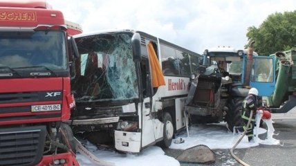 Жуткая авария в Хмельницком: столкнулись трактор, автобус и грузовик