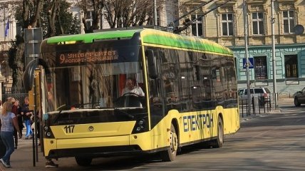 Киянин загинув під колесами тролейбуса