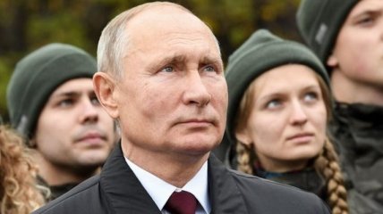 В сети обсуждают слухи о скором уходе Путина: что говорят в Кремле