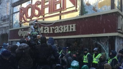Марш за импичмент: на Майдане, разбили витрины магазина Roshen 