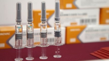 Зеленский объяснился за покупку незарегистрированной вакцины от коронавируса