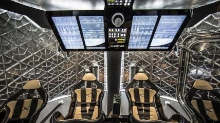 SpaceX показала интерьер космического корабля Crew Dragon  