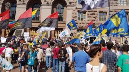 Протестующие штурмуют Киевсовет  