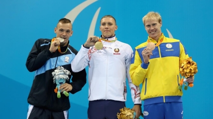 Максим Веракса (справа) с бронзовой медалью Паралимпиады в Рио
