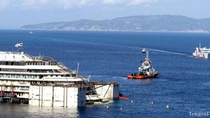 В Италии спасатели уже поднимают затонувший лайнер "Costa Concordia"