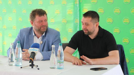 Корнієнко та Арахамія в 2020 році оскандалилися фразою "корабельна сосна", сказаною щодо колеги