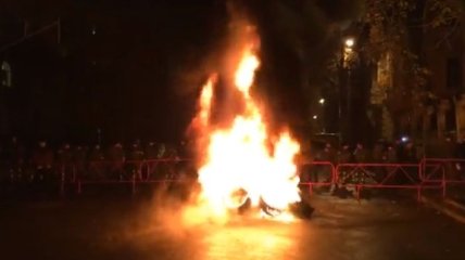 Активисты искали Порошенко, а затем зажгли шины в центре Киева