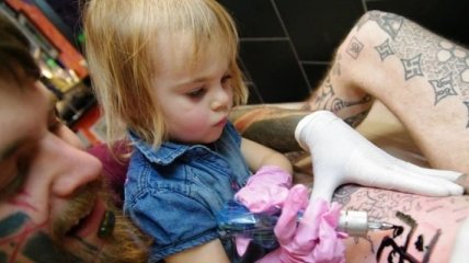 Самая маленькая девочка-татуировщица в мире (Фото)