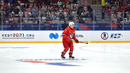 владимир путин во время матча Ночной хоккейной лиги