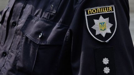 В киевском метро мужчина жестоко избил полицейскую и сбежал: подробности