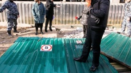 Противники застройки разрушили забор стройплощадки на Троещине