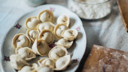 Перед тем как выкладывать пельмени на тарелку, дайте им подсушиться на дуршлаге