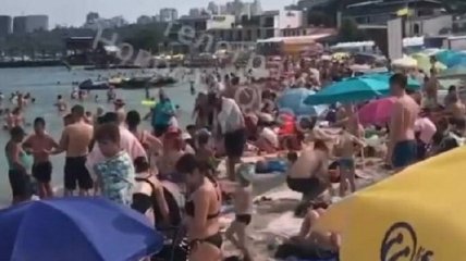 Яблоку негде упасть: одесский пляж переполнен отдыхающими (видео)