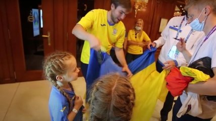 Зинченко порадовал маленьких фанаток после поражения от Англии (видео)