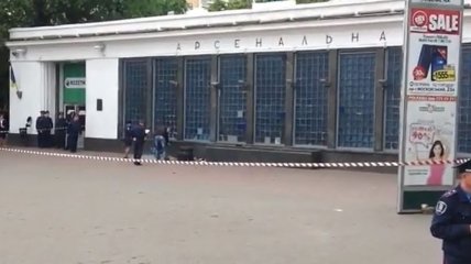 У метро "Арсенальная" в Киеве у мужчины в рюкзаке взорвалось неизвестное вещество