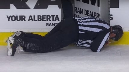 В НХЛ игроки начали избивать судей (Видео)