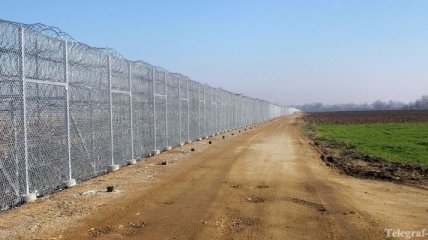 Греция построила 10-киломеровую стену на границе с Турцией   