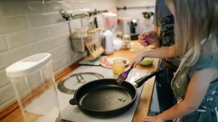 Як очистити сковороду від жиру та нагару