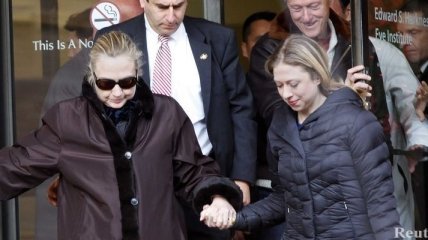 Хиллари Клинтон покинула Пресвитерианский госпиталь в Нью-Йорке