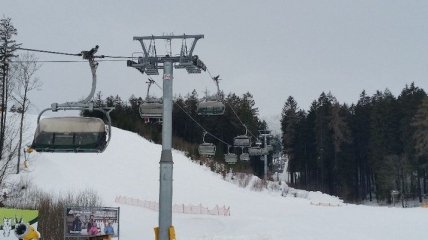 В Чехии из-за поломки подъемника 71 лыжник "завис в воздухе"