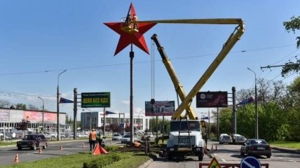 В'їзд до окупованого Донецька "прикрасили" гігантською кремлівською зіркою (фото)