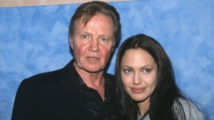 Отец Анджелины Джоли не поддержал ее при разводе с Питтом