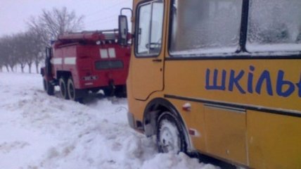 В Харьковской области в снегу застрял школьный автобус с детьми