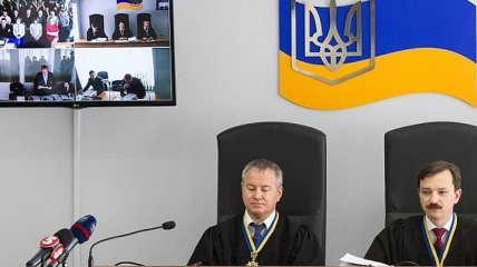 Госадвокат Януковича просит суд выделить деньги на поездку к подзащитному