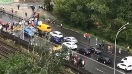 В Киеве на одном из мосту люди перекрыли дорогу, движение заблокировано