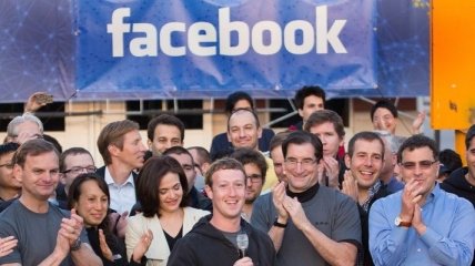 Facebook терпит наибольшие за историю своего существования убытки