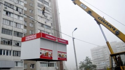Около станции метро "Житомирская" в Киеве демонтируют МАФы