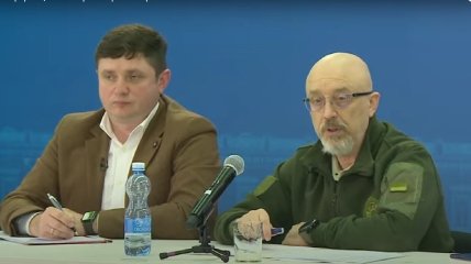 Євген Грушовець і Олексій Резніков на пресконференції. Скрин з відео