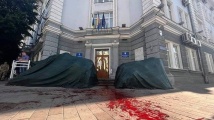 Активісти облили "кров’ю" територію перед міськрадою
