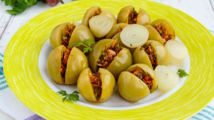 Маринованные зеленые помидоры с чесноком (видео)