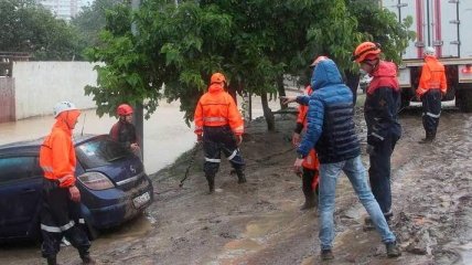 Из-за нового потопа в Сочи вышла река из берегов, есть пропавшие и первая жертва (видео)