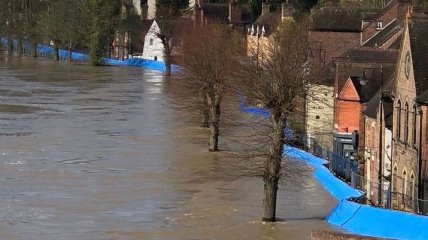 Большая вода: В Британии экстренно эвакуируют жителей города Северн
